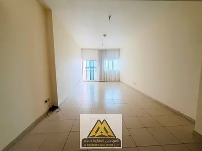 شقة أنيقة ببلكونة وباركن مجاني وخزائن حائط مع تسهيلات مرنة في الدفع صيانة فري تكييف مركزي