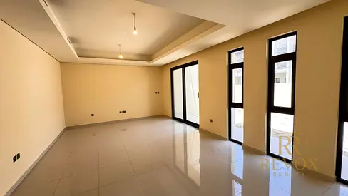 Spacious 3BR Townhouse | Closed Kitchen | R2M