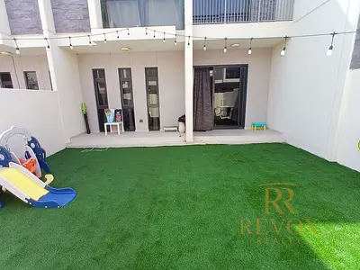 Spacious 3BR Townhouse | Closed Kitchen | R2M