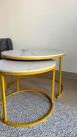 Set of 2 Round Nesting Coffee Tables — White Marble-effect Top, Yellow metal Frame