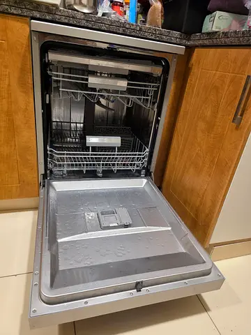 Midea 3 rack Dishwasher like new condition