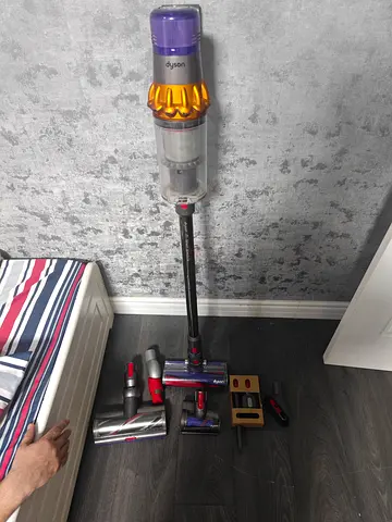 Dyson 15in very good condition use battery 100%