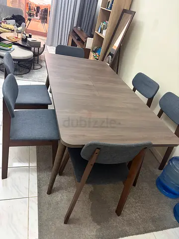 Wooden dining table with 6 upholstered chairs - very good condition