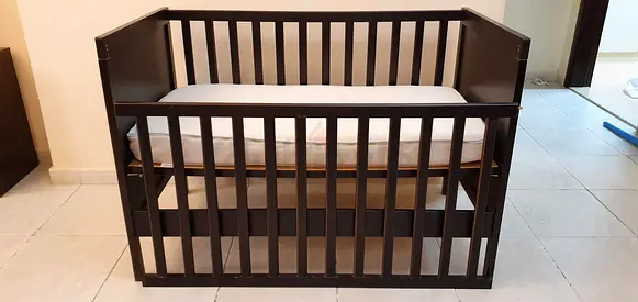 Dark wood baby crib in good condition (single crib)
