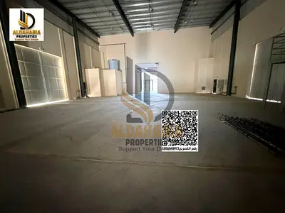 مستودع جديد مع معرض وطابق ميزانين للإيجار | موقع استراتيجي | أم القيوين