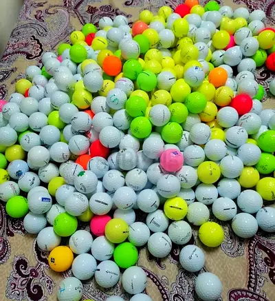 Golf balls mixed brands available good condition like new and shiny balls