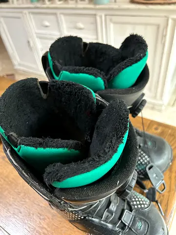 Snowboard boots