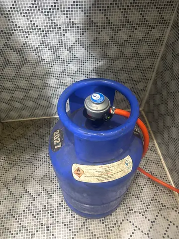 Gas cylinder (upto 70% gas) with regulator and hose available for sale 200