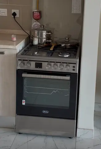 Stainless steel freestanding gas cooker with oven - great condition (almost new)