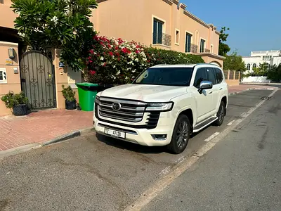 Toyota Land Cruiser 2023 VXR 4.0 100% original paint under warranty ALFUTTAIM single owner