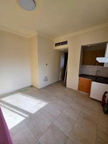Spacious studio in the Al-Shuwaiheen area; unpaved parking available.