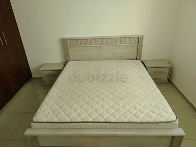 سرير كينج سايز مع مرتبة طبية و٢ كومودينو (King Size)