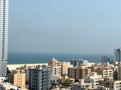 شقة غرفتين وصالة بالكورنيش عجمان ثاني صف من البحر، غرفتين ماستر و3 حمام وبلكونة. موقع مميز، تكييف مركزي، إيجار 37 ألف على 4 دفعات.