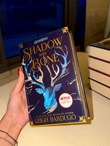 Shadow and Bone - LEIGH BARDUGO