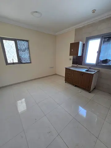 استوديو للإيجار السنوي في القليعة، مناسب للعائلات فقط، إيجار 18,000 درهم، 4 دفعات، تأمين 1000 كاش، رسوم 1300 كاش، يتوفر باركن ترابي.
