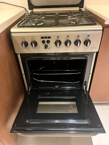 Gas oven 4 cookers and build in grill