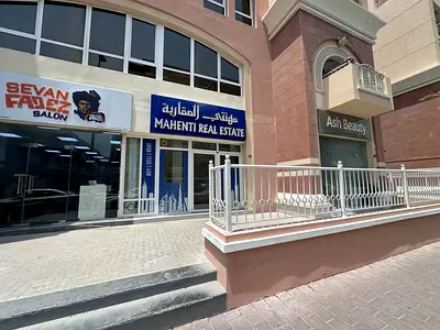 محل تجاري مطل على الشارع | 768 قدم مربع | واجهة زجاجية | دخل إيجاري مرتفع | جي في سي روز 1