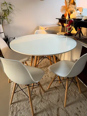 Round table 4seater with chairs