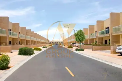 Single row 3bed room +maids room for rent in warsan villa