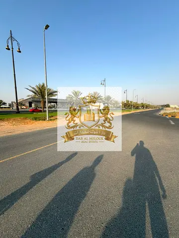 للبيع في الشارقه منطقه تجاريه مويلح ( معسكر الفلاح ) ارض تجاري سكني مساحه ١٣٧٧٠ قدم موقع مميز جدازاويه علي شارع الذيد مباشر