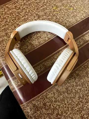 Wireless over-ear headphones with foldable design - light brown/gold