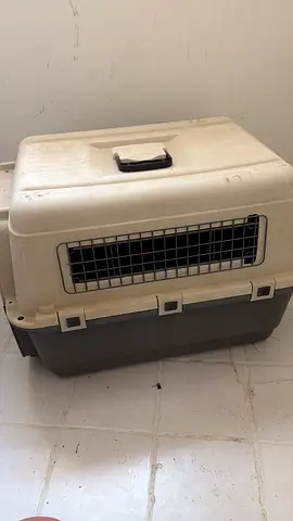 Large hard plastic pet carrier / travel crate - used, good condition