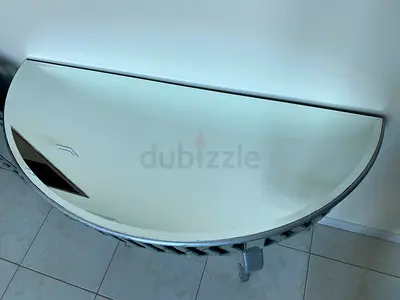 طاولة زجاج و مرآة زجاج