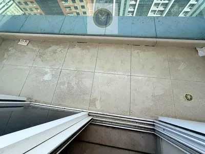 شقة واسعة مكونة من ثلاث غرف نوم للإيجار مع تكييف مجاني وبلكون وغرفة تخزين في موقع مميز قريب من كل الخدمات