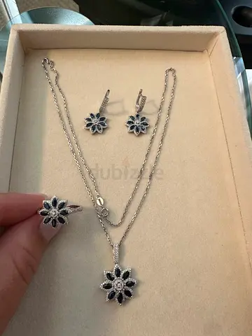 Natural Diamond and sapphire set
