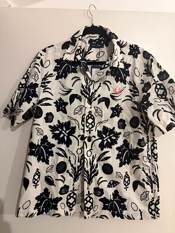 Fred Perry, Black white floral short-sleeve button-up shirt - Size Medium - looser fit for casual