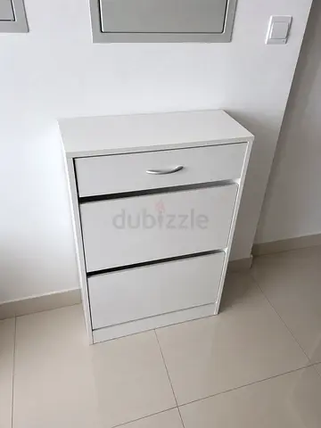 White slim shoe cabinet with 3 compartments — good condition