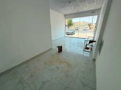 Commercial shop - private bathroom - excellent space - on a main street - very prime location
