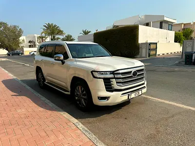 Toyota Land Cruiser 2023 VXR 4.0 100% original paint under warranty ALFUTTAIM single owner