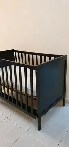 Dark wood baby crib in good condition (single crib)