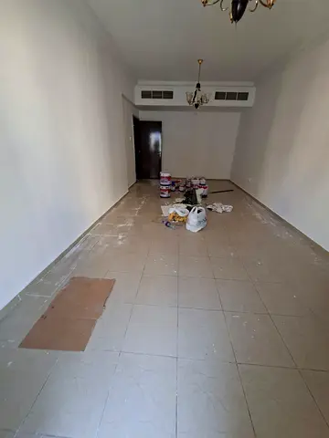باركن شامل وبلكونة، شقة غرفتين وصالة مع حمامين في الخان، مساحة مريحة وموقع حيوي قريب من جميع الخدمات، مثالية للعائلات.