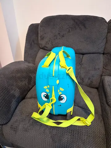 Brand American Trunki ride-on kids used only 3 times adjustable straps for shoulder sit n enjoy jour