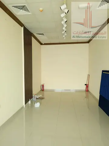 محل تجاري بموقع استراتيجي مميز على شارع رئيسي