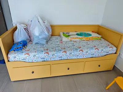 Yellow wooden daybed with 3 under-drawers — good condition- extendable to double bed
