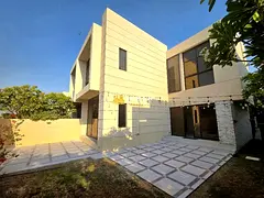 Singe Row - Massive Layout - Vacant