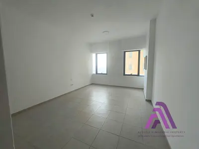 موقع متميز، شقة بغرفة نوم واحدة، شاغرة، بالقرب من محطة المترو.