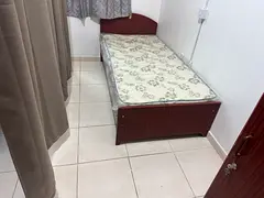 Abu Dhabi mussafa Shabiya 10 executive bed space with Kerala people rent per person 1000
