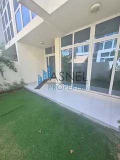 Beautiful 3-Bedrooms townhouse | Middle Unit | Back-to-Back |