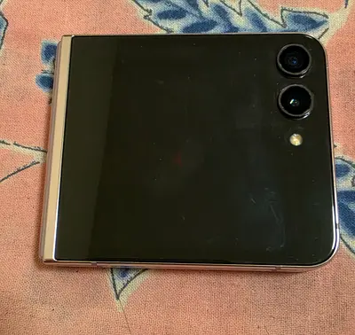 Samsung Galaxy Z Flip 5 - Foldable Phone (Good Condition)