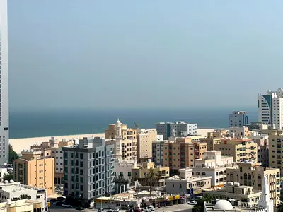 شقة غرفتين وصالة منفصلة بموقع مميز في ثاني صف من كورنيش عجمان، قريبة من جميع الخدمات، مع سهولة الوصول إلى الشارقة ودبي وشارع الشيخ محمد بن زايد.