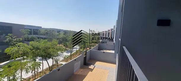 فرصة مميزة / فيلا شبه منفصلة / قريبة من الخدمات / للبيع
