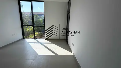 جاهز للسكن // منزل تاون هاوس جديد تمامًا بأربع غرف نوم // قريب من جميع الخدمات // للإيجار