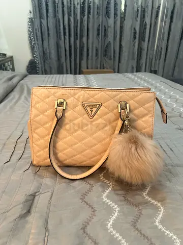 Beige quilted handbag with pompom charm – medium size