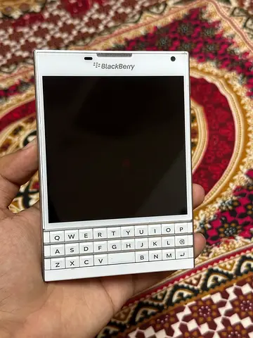 BlackBerry Passport with Physical QWERTY Keyboard - Good Condition