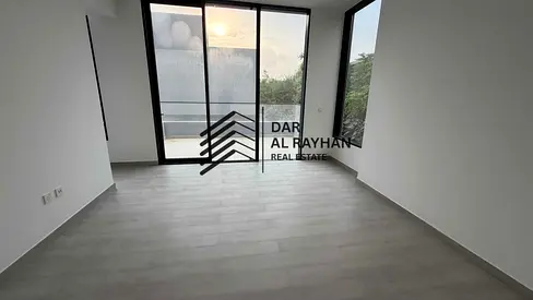 فيلا زاوية بأربع غرف نوم مع مسبح خاص للإيجار 》》