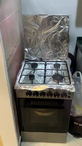 Compact 4-Burner Gas Cooker with Oven - Good Working Condition